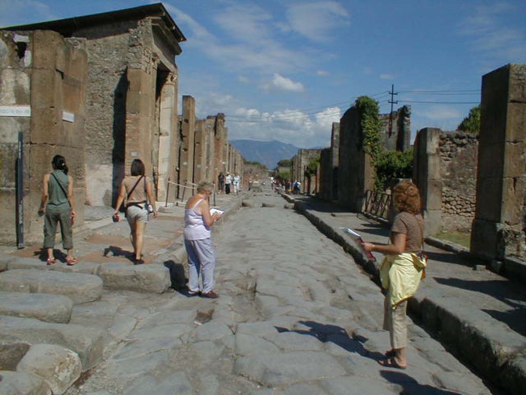 Via della Fortuna between VI.12 and VII.4. September 2004. Looking east from junction with Vicolo del Fauno, on left.