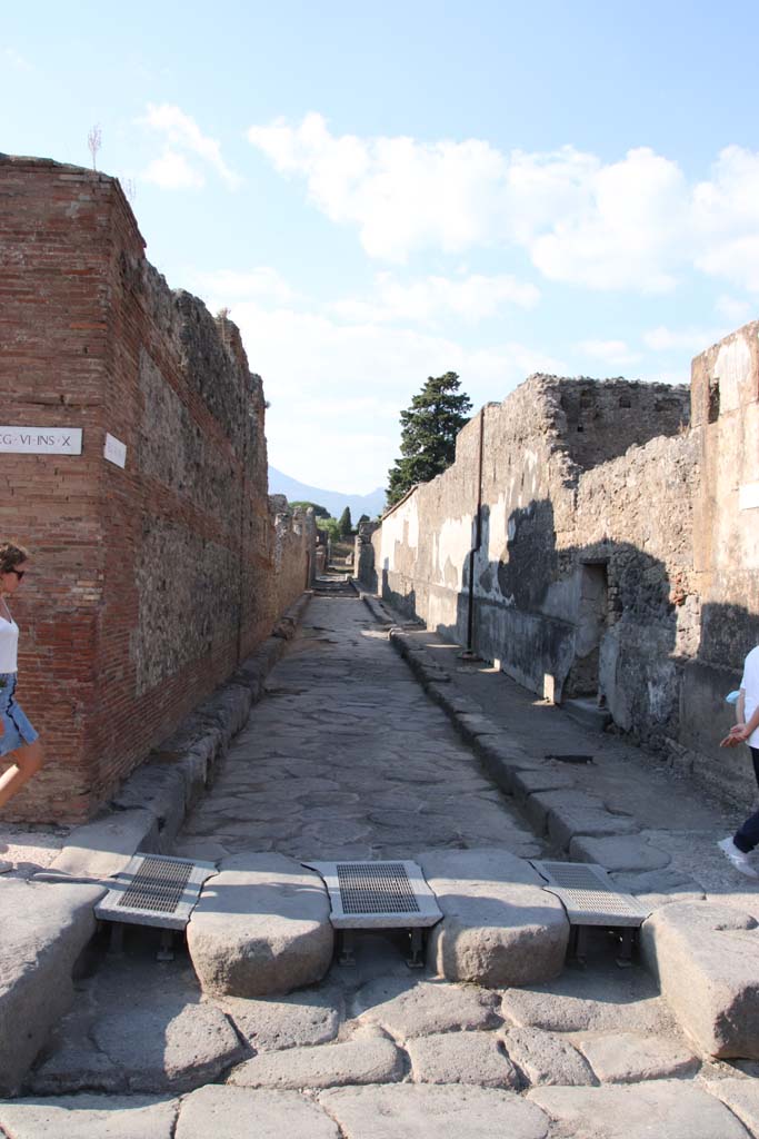 Vicolo del Fauno, between VI.10 and VI.12. September 2021. 
Looking north from junction with Via della Fortuna. Photo courtesy of Klaus Heese.
