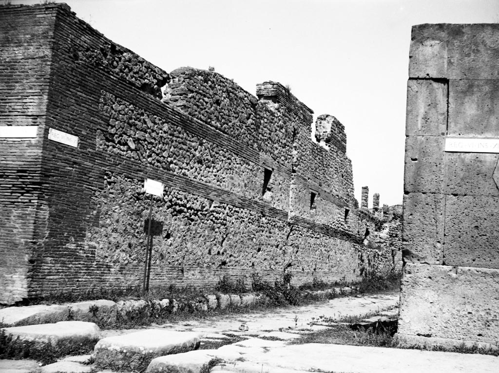 Vicolo del Fauno, between VI.10 and VI.12. W.1116. Junction on the north side of Via della Fortuna. 
Photo by Tatiana Warscher. Photo © Deutsches Archäologisches Institut, Abteilung Rom, Arkiv. 
