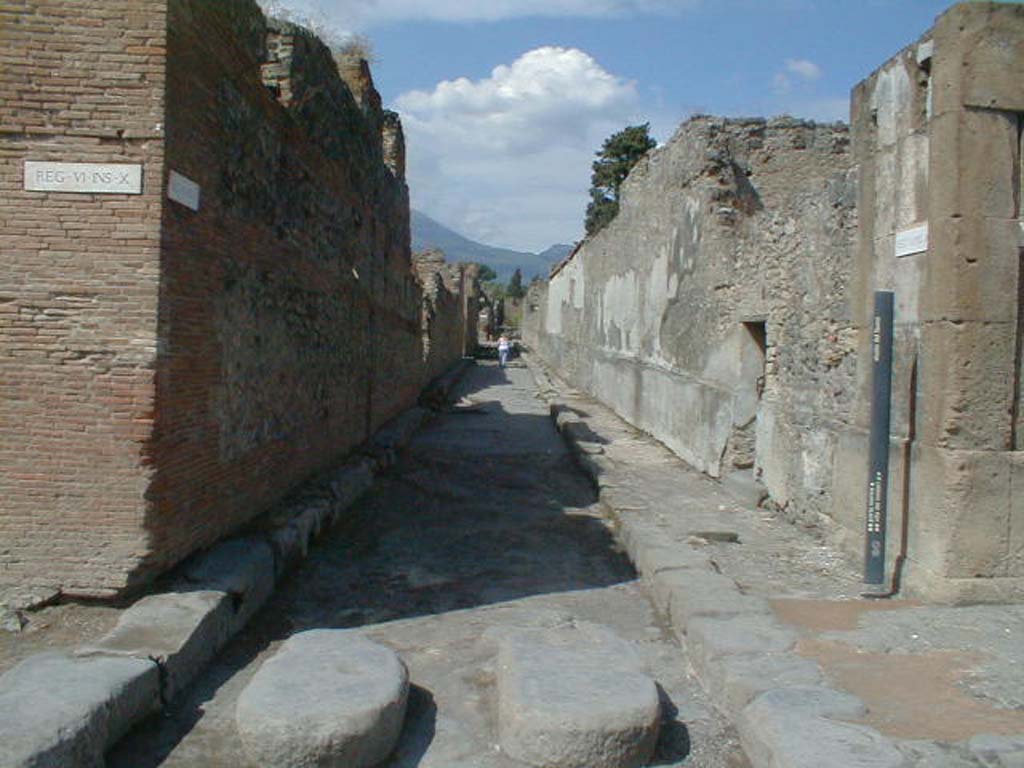 Vicolo del Fauno between VI.10 and VI.12. September 2004. Looking north from junction with Via della Fortuna. 