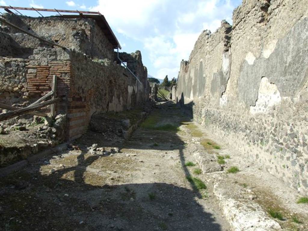 Vicolo del Fauno between VI.9 and VI.11. Looking north from VI.9.8. March 2009.