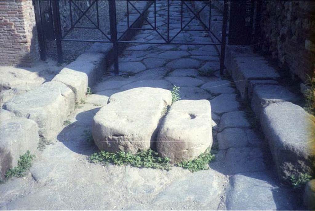 Vicolo del Gigante between VII.16 and VII.7. July 2011. Looking north from Via Marina at stepping stones in junction. Photo courtesy of Rick Bauer.
