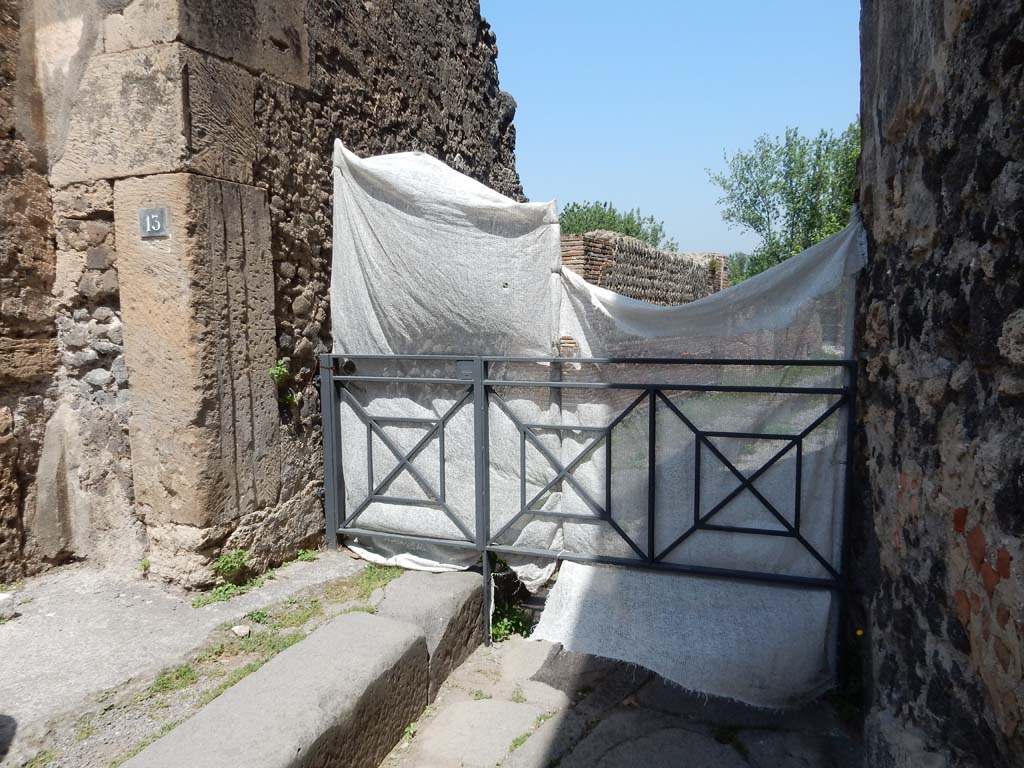 Vicolo del Gigante between VII.16 and VII.15. June 2019. Looking north to “roadway closed”. 
Photo courtesy of Buzz Ferebee.  
