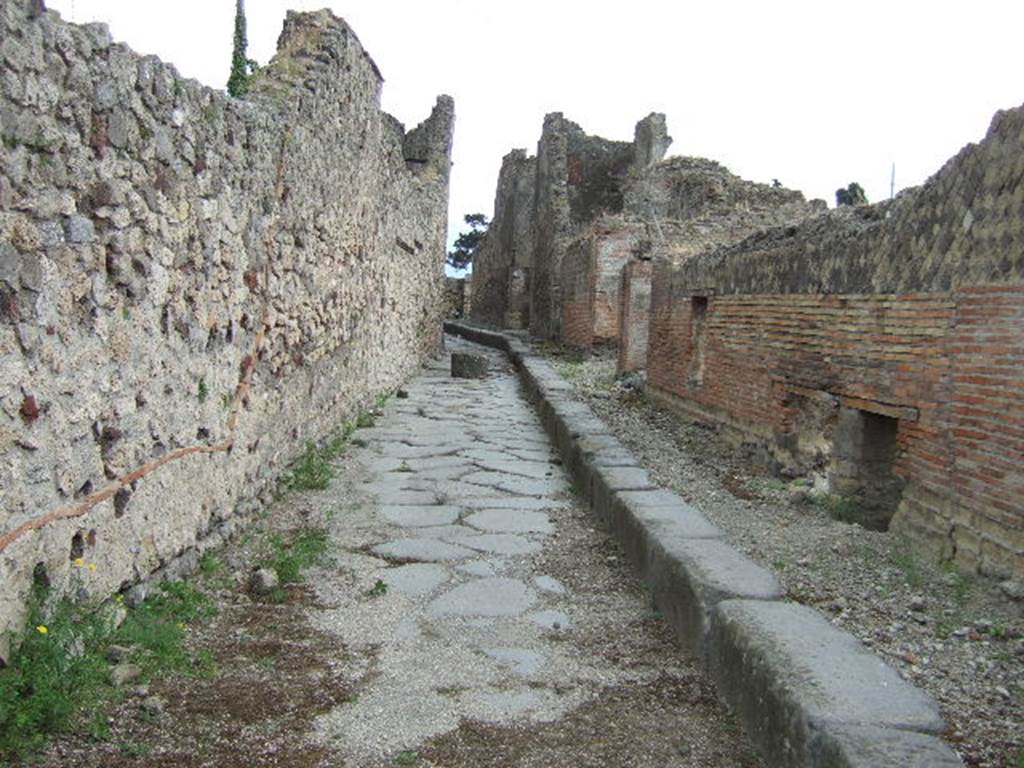 Vicolo del Gigante between VII.15 and VII.16. Looking south from junction with Vicolo dei Soprastanti. September 2005.