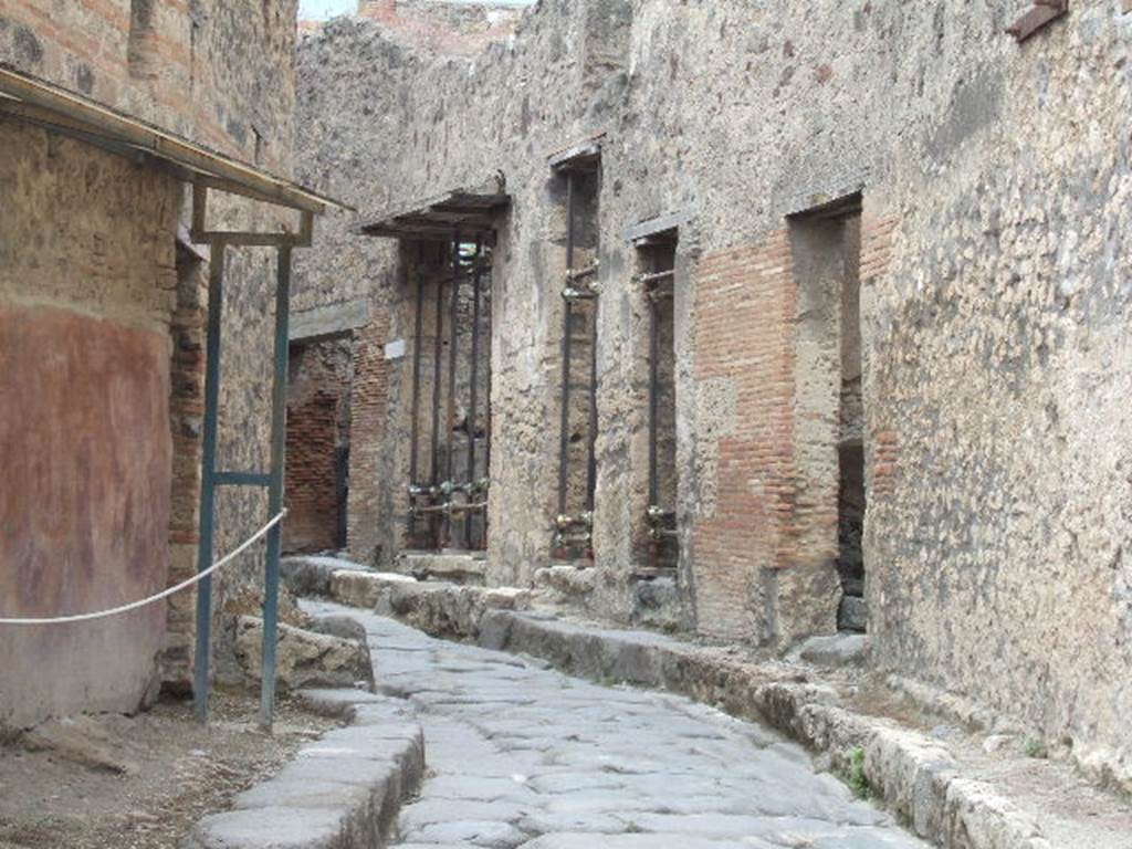 Vicolo del Lupanare. Looking north towards junction with Vicolo del Balcone Pensile from VII.11.13. May 2006.