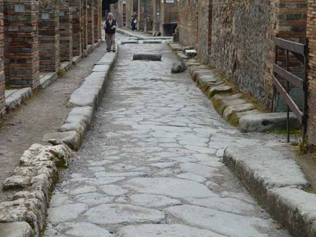 Vicolo del Lupanare, May 2010. Looking south from the junction with Vicolo degli Scheletri. In the distance is the junction with Via dell’Abbondanza.