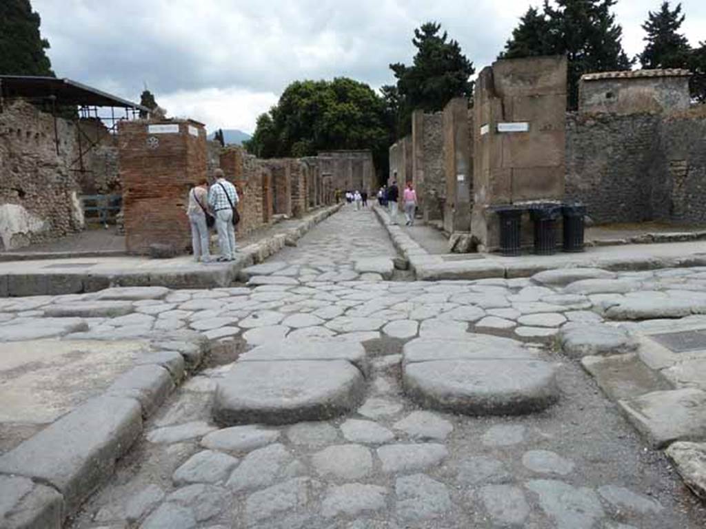 Vicolo del Lupanare, south end, May 2010. Looking south across junction towards Via dei Teatri, from the crossroads with Via dell’Abbondanza.