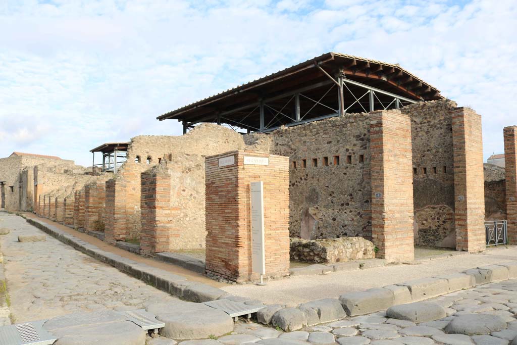 Vicolo del Lupanare, south end on east side, Pompeii. December 2018.
Looking north-east from junction with Via dell’Abbondanza, towards VII.1.1/62, in centre. Photo courtesy of Aude Durand.