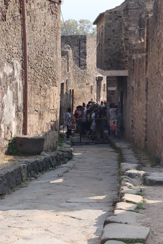 Vicolo del Lupanare. October 2023. 
Looking south between VII.1 and VII.12. Photo courtesy of Klaus Heese.
