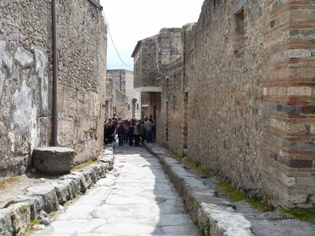 Vicolo del Lupanare, May 2010. Looking south between VII.1 and VII.12. – queue for the lupanare !