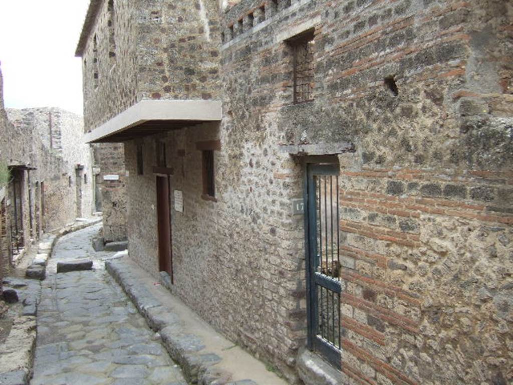Vicolo del Lupanare. West side. Looking south from near VII.12.17. May 2006.