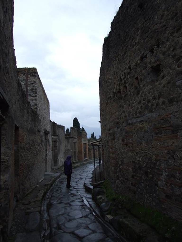 Vicolo del Lupanare between VII.1 and VII.11. Looking south from junction with Vicolo del Balcone Pensile. December 2006.
