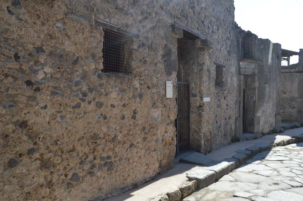 Vicolo del Lupanare, east side, Pompeii. October 2017. Looking south from VII.1.47, in centre.
Foto Taylor Lauritsen, ERC Grant 681269 DÉCOR
