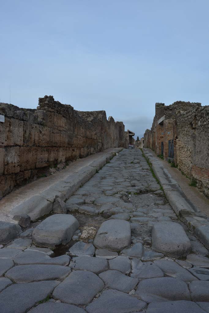 Vicolo del Menandro, Pompeii. March 2018. Looking east between I.4, on left, and I.3, on right.
Foto Tobias Busen, ERC Grant 681269 DÉCOR.