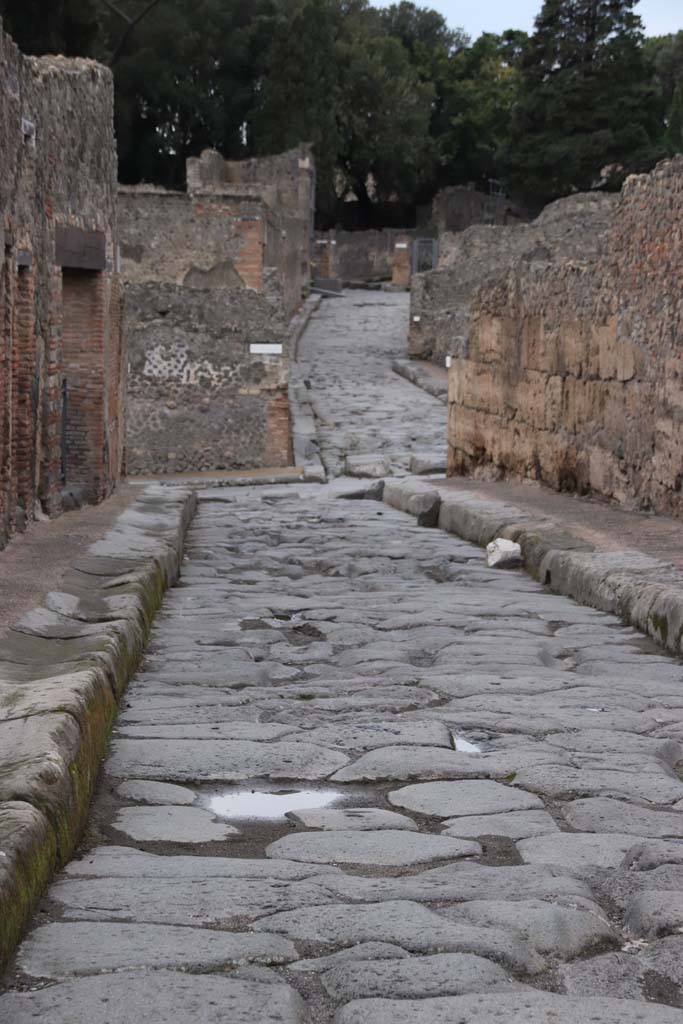 Vicolo del Menandro, Pompeii. October 2020.
Looking west to junction with Via Stabiana, from between I.3 and I.4.
On the other side of the junction is the Via del Tempio d’Iside. Photo courtesy of Klaus Heese.