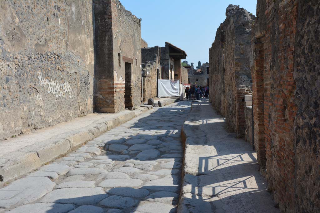 Vicolo del Menandro, April 2017. Looking east along north side, with I.4.28, on left and I.3.21 on right.
Photo courtesy Adrian Hielscher.