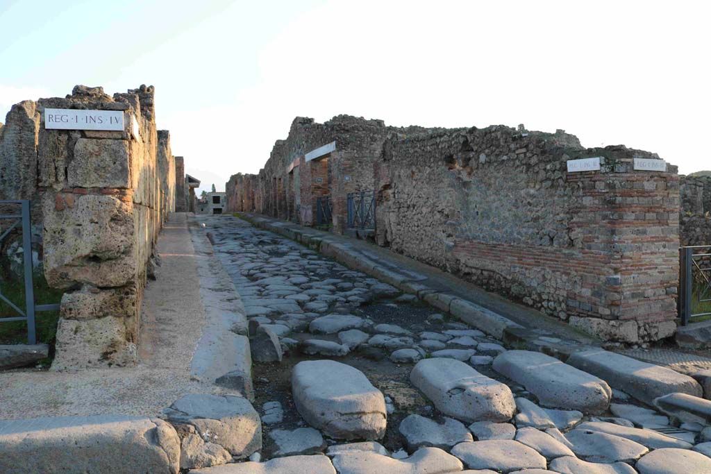 Vicolo del Menandro, south side, Pompeii. December 2018.
Looking east along Vicolo, from crossroad junction with Via Stabiana. Photo courtesy of Aude Durand.