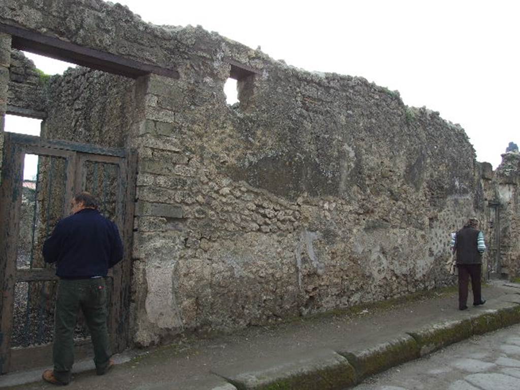 Vicolo del Menandro. South side at I.3.24. Looking west towards Via Stabiana. December 2006.