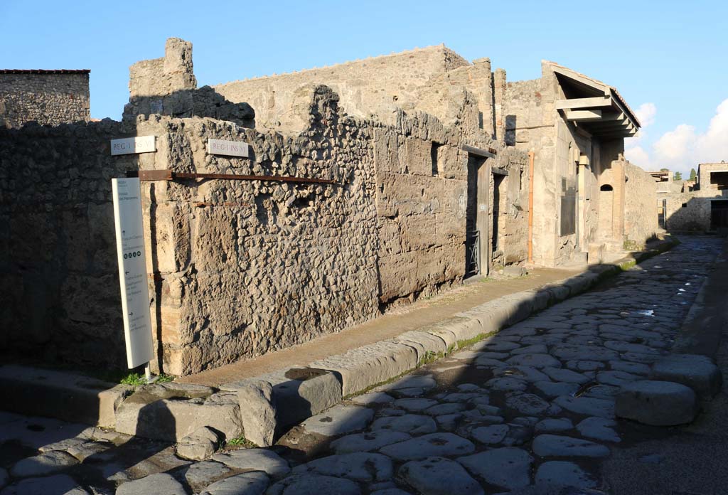Vicolo del Menandro, north side, Pompeii. December 2018.
Looking east from junction with Vicolo del Citarista, on left, towards I.6.13 – 1.6.16. Photo courtesy of Aude Durand.