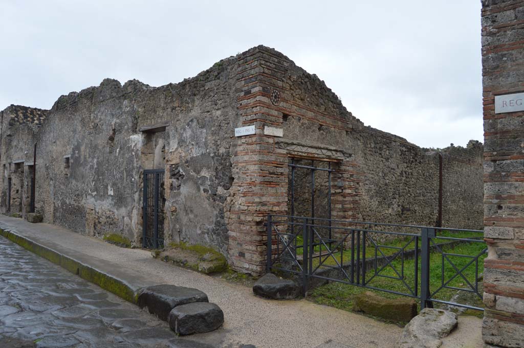 Vicolo del Menandro, south side, Pompeii. March 2018.
Looking south-east from Vicolo del Menandro, towards entrance doorway of I.10.9 on corner junction of Vicolo del Citarista, centre right.
Foto Taylor Lauritsen, ERC Grant 681269 DÉCOR.