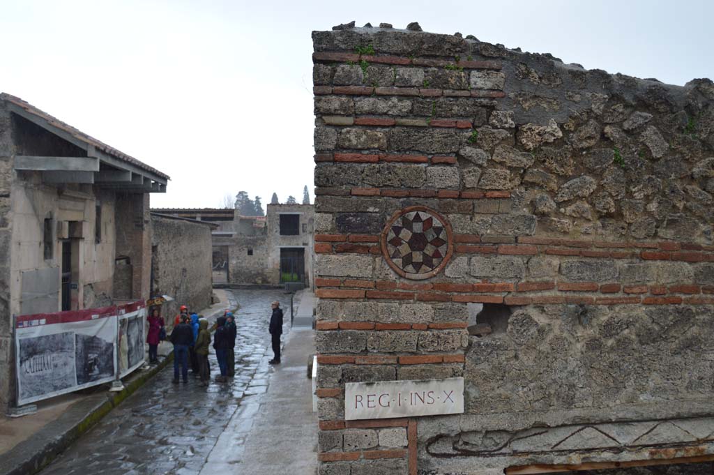 Vicolo del Menandro, south side, Pompeii. March 2018. Looking east from upper I.10.9.
Foto Taylor Lauritsen, ERC Grant 681269 DÉCOR.