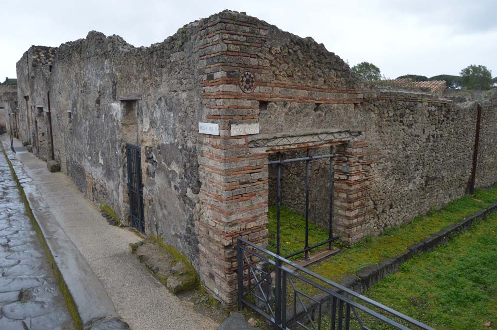 Vicolo del Menandro, south side, Pompeii. March 2018.
Looking east from I.10.9 on corner junction with Vicolo del Citarista, on right.
Foto Taylor Lauritsen, ERC Grant 681269 DÉCOR.