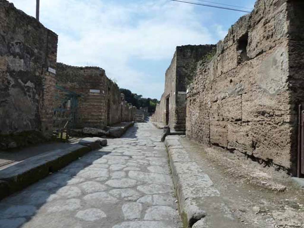 Vicolo del Menandro, May 2010. Looking west to crossroads with Vicolo del Citarista, from between I.10.8 and 1.6.13