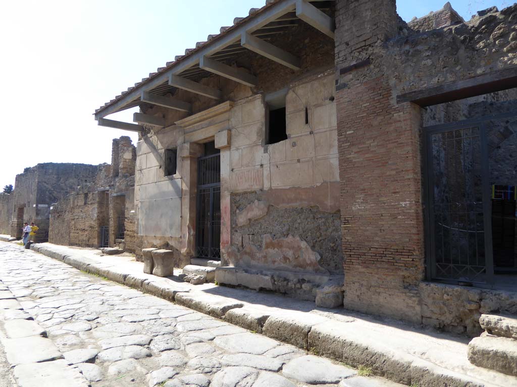 Vicolo del Menandro, north side, Pompeii. September 2018. Looking west from I.6.16, on right.
Foto Annette Haug, ERC Grant 681269 DÉCOR