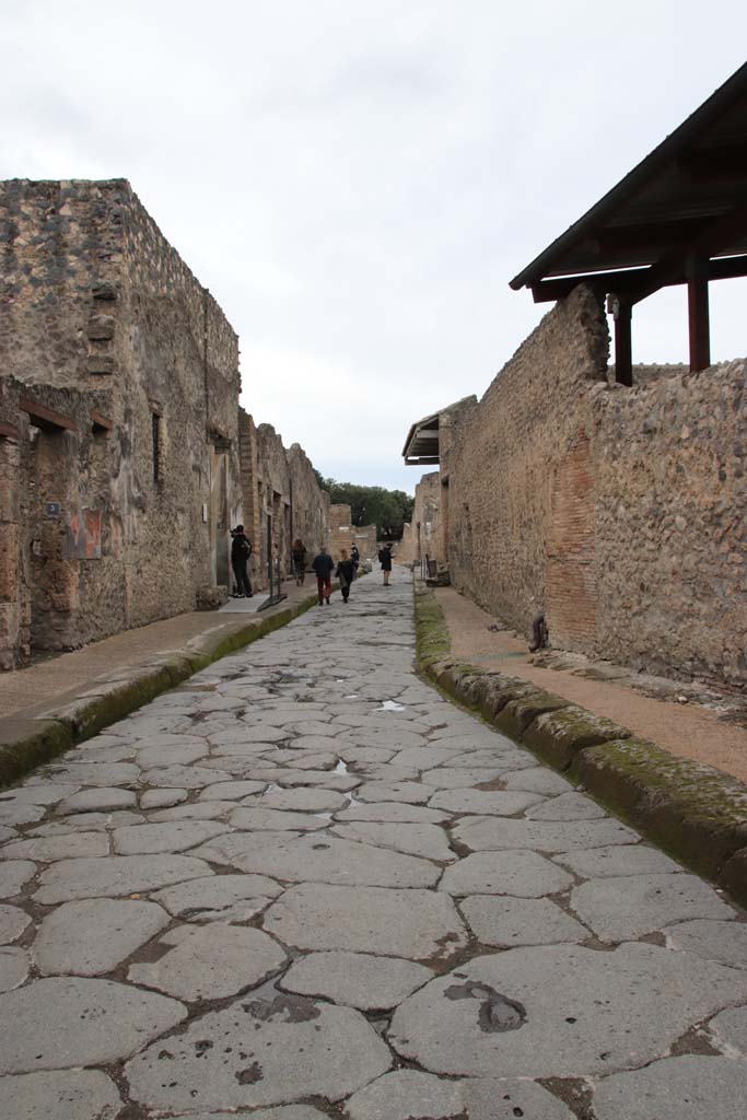 Vicolo del Menandro, Pompeii. October 2020.
Looking west between I.10 and I.6. during the year of the pandemic. Photo courtesy of Klaus Heese.