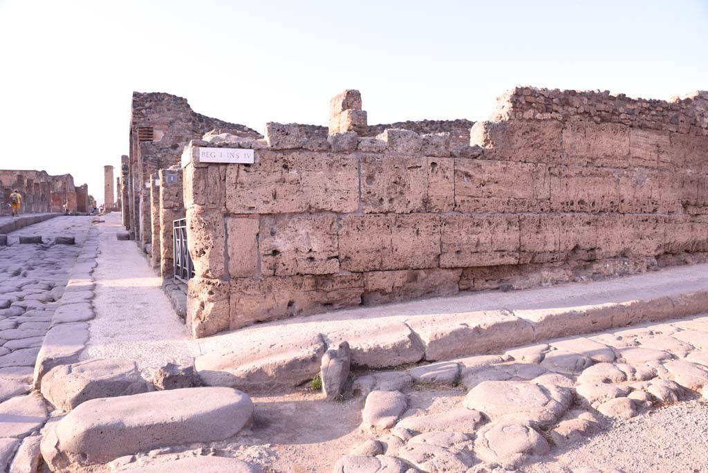 Vicolo del Menandro, north side, Pompeii. October 2019.   
Looking north towards I.4.1, side wall, at crossroad junction with Via Stabiana, on left. 
Foto Tobias Busen, ERC Grant 681269 DCOR.
