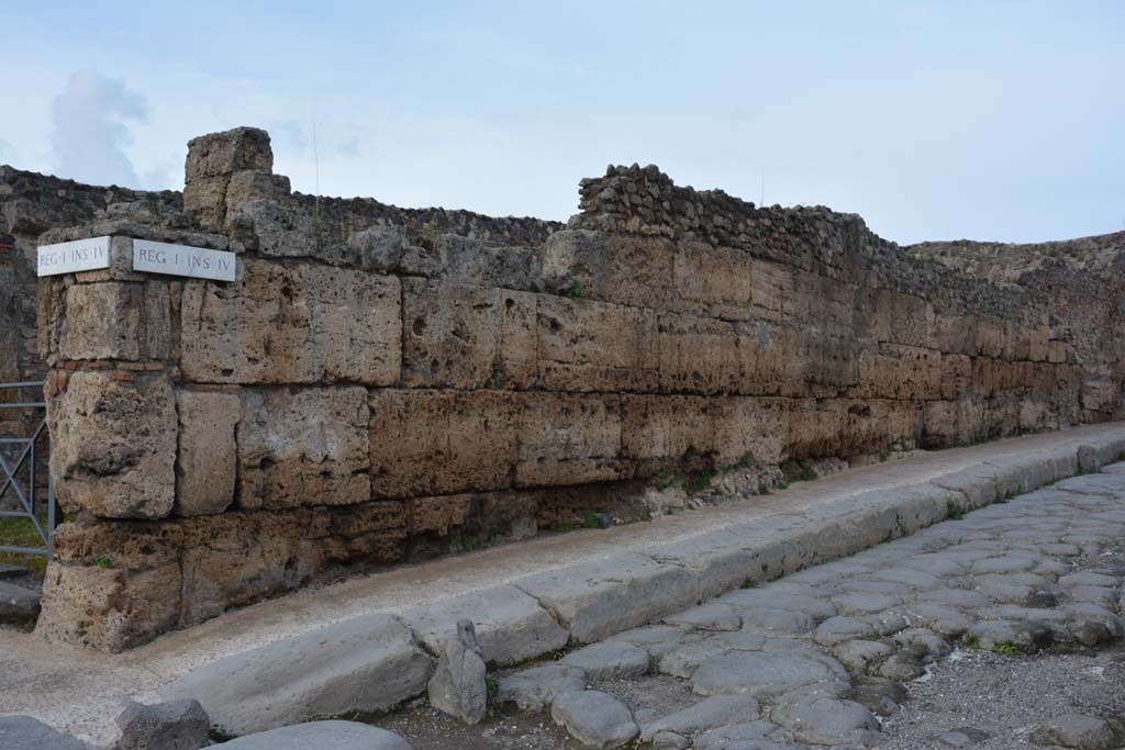 Vicolo del Menandro, north side. March 2018. Looking north-east to perimeter wall at south-west end of Insula.
Foto Tobias Busen, ERC Grant 681269 DCOR.

