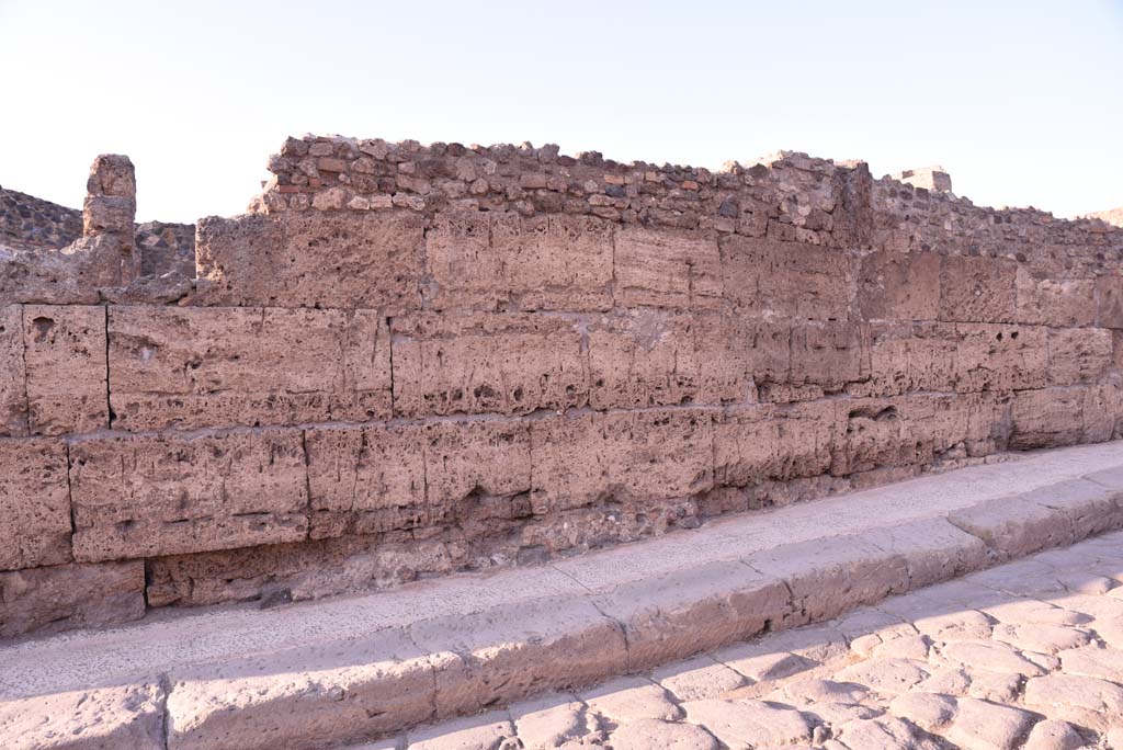 Vicolo del Menandro, north side, Pompeii. October 2019. Detail of perimeter wall. 
Foto Tobias Busen, ERC Grant 681269 DCOR.

