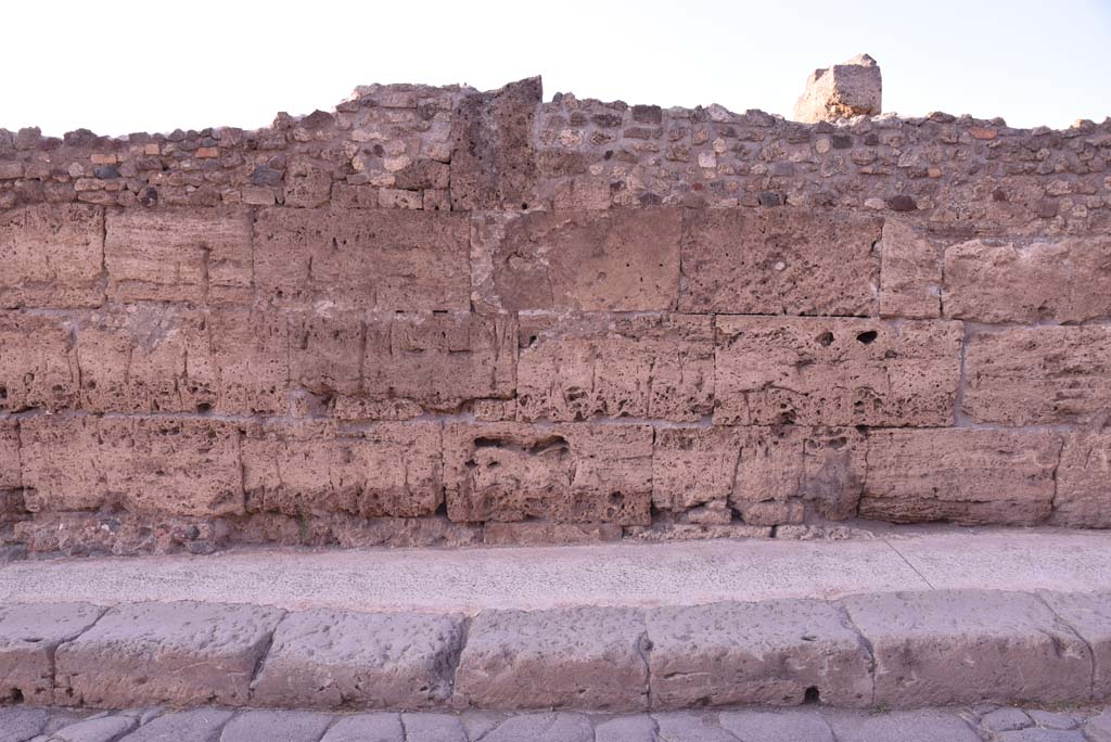 Vicolo del Menandro, north side, Pompeii. October 2019. Detail of perimeter wall. 
Foto Tobias Busen, ERC Grant 681269 DCOR.
