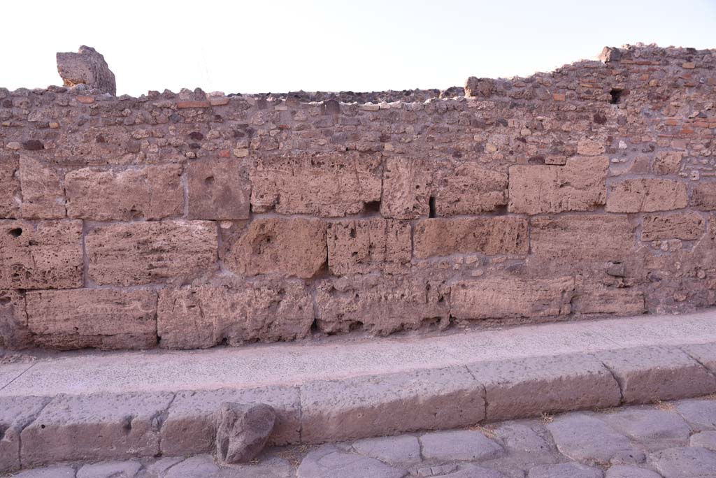 Vicolo del Menandro, north side, Pompeii. October 2019. Detail of perimeter wall. 
Foto Tobias Busen, ERC Grant 681269 DCOR.

