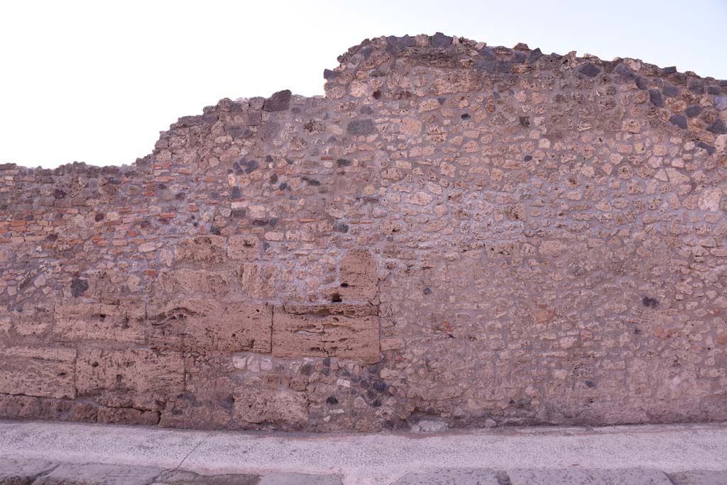 Vicolo del Menandro, north side, Pompeii. October 2019. Detail of perimeter wall. 
Foto Tobias Busen, ERC Grant 681269 DCOR.
