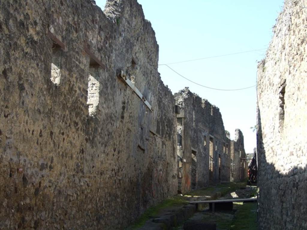 Vicolo del Panettiere between VII.2 and VII.3. Looking west from VII.2.16. March 2009.