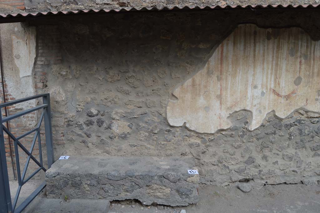 Vicolo dell'Efebo, Pompeii. October 2018. Looking east to bench.
Foto Taylor Lauritsen, ERC Grant 681269 DCOR.
