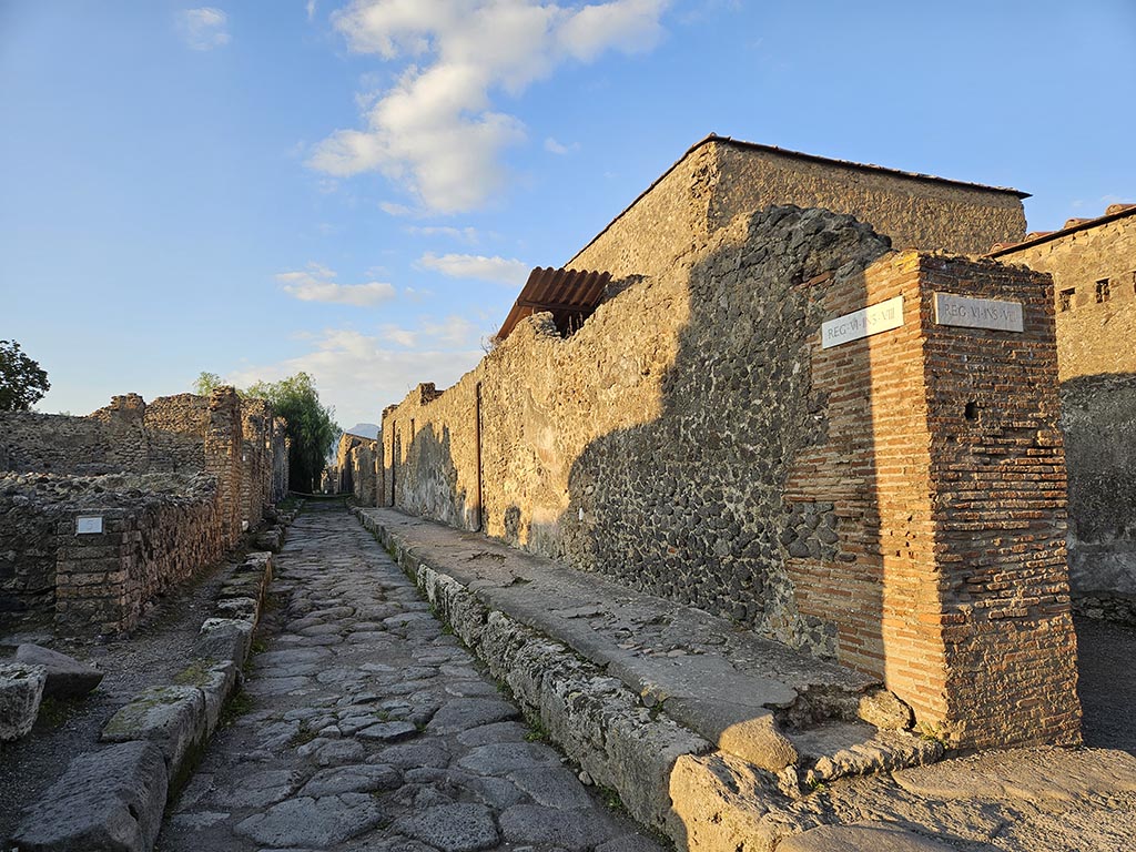 Vicolo della Fullonica, Pompeii. November 2024.
Looking north along roadway between VI.6, on left, and VI.8, on right. Photo courtesy of Annette Haug.
