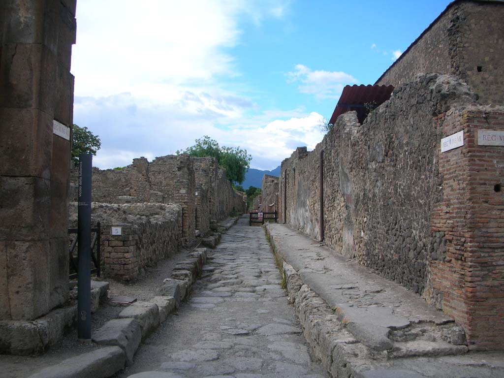Vicolo della Fullonica, Pompeii. May 2010. Looking north between VI.6 and VI.8. Photo courtesy of Ivo van der Graaff.