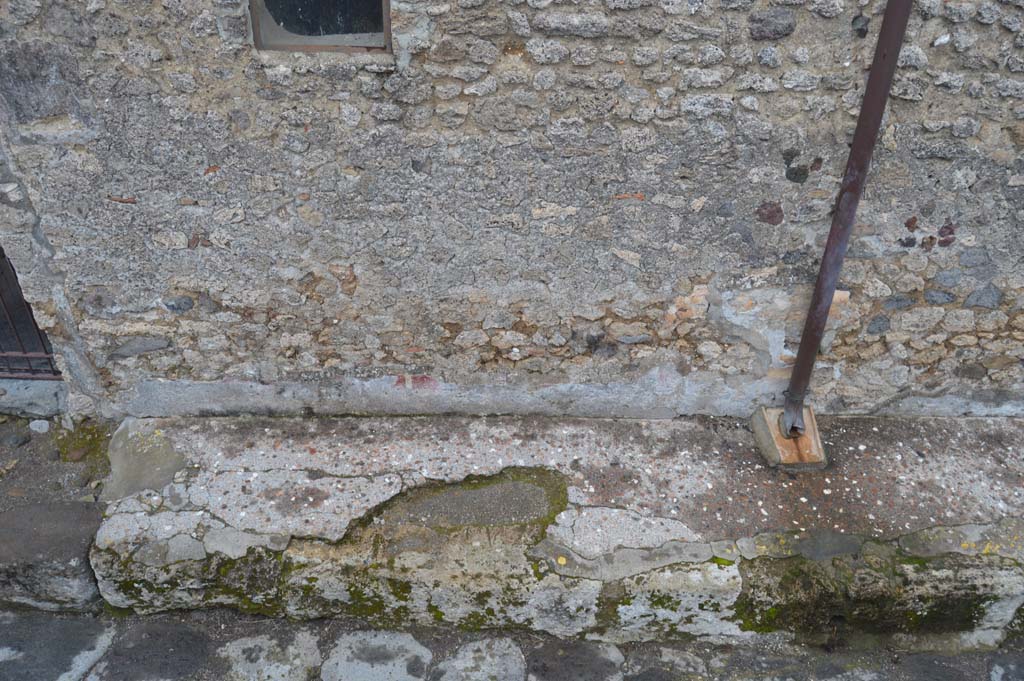 Vicolo della Fullonica, Pompeii. March 2018. Looking east, detail of lower wall and pavement, continuation south from doorway.
Foto Taylor Lauritsen, ERC Grant 681269 DÉCOR.