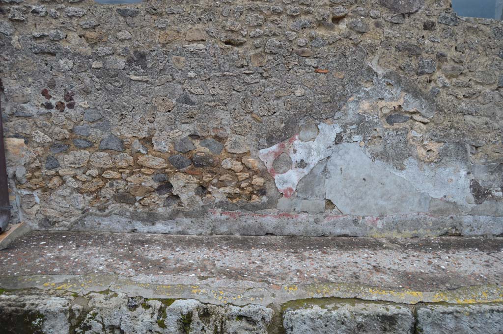 Vicolo della Fullonica, Pompeii. March 2018. Looking east, detail of remaining decoration on lower wall of VI.8.3.
Foto Taylor Lauritsen, ERC Grant 681269 DÉCOR.