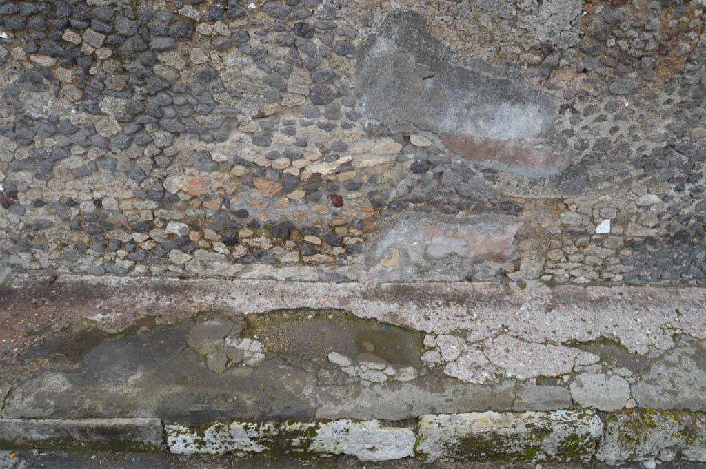 Vicolo della Fullonica, Pompeii. March 2018. Looking east, detail of lower wall and pavement, continuation south.
Foto Taylor Lauritsen, ERC Grant 681269 DÉCOR.