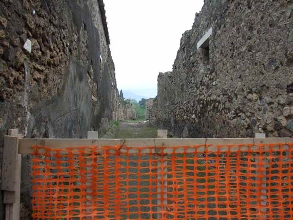 Vicolo della Fullonica, May 2010. Looking north between VI.5 and VI.7 from Vicolo di Mercurio.