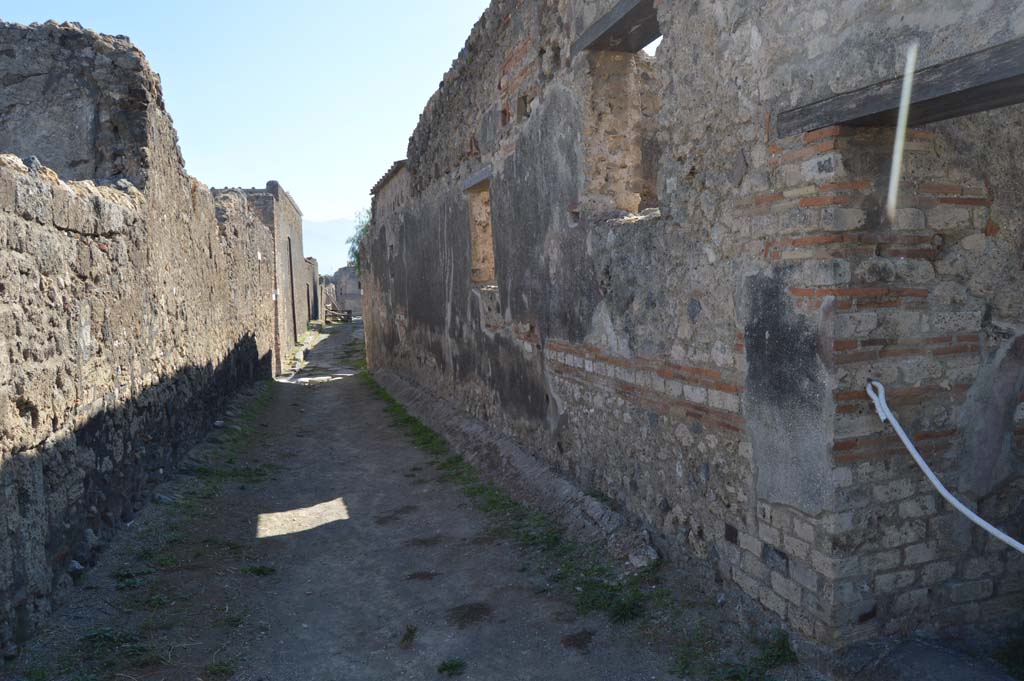Vicolo della Fullonica between VI.5 and VI.7. October 2017. Looking south from doorway at VI.5.17, on right.
Foto Taylor Lauritsen, ERC Grant 681269 DÉCOR.
