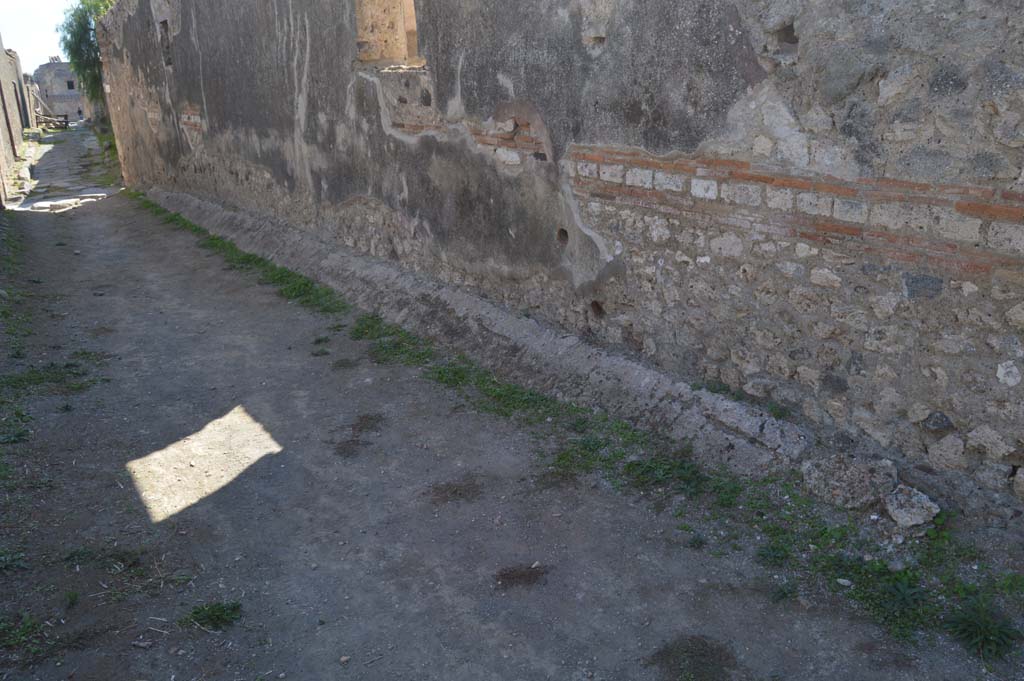 Vicolo della Fullonica, west side at junction with Vicolo di Mercurio, on right. October 2017. Looking south along side wall of VI.5.16.
Foto Taylor Lauritsen, ERC Grant 681269 DÉCOR.