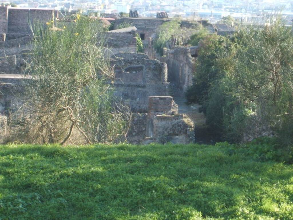 Vicolo della Fullonica between VI.7 and VI.5. Looking south from the city walls. December 2004.