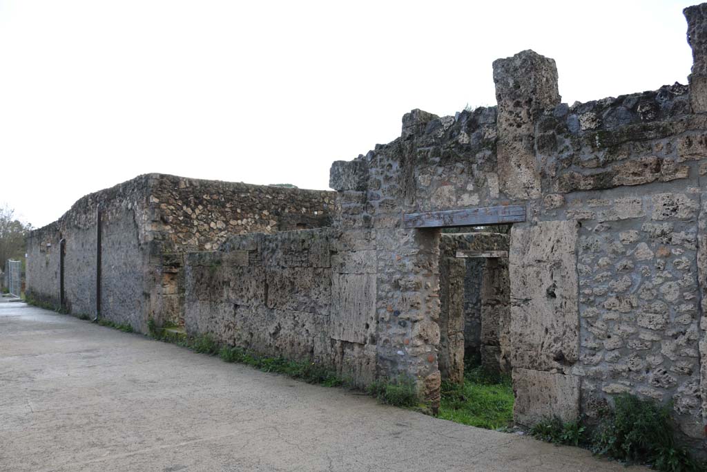 Vicolo della Nave Europa, west side, Pompeii. December 2018.
Looking south-west towards entrance doorway of I.16.7 in Vicolo della Nave Europa. Photo courtesy of Aude Durand.