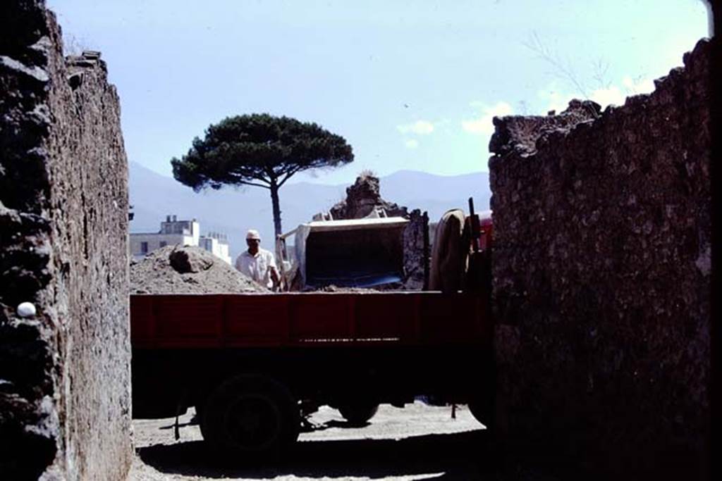 Vicolo della Nave Europa between I.15 and I.16 at junction with Via della Palestra. Pompeii. 1972. Removal of lapilli. Photo by Stanley A. Jashemski.
Source: The Wilhelmina and Stanley A. Jashemski archive in the University of Maryland Library, Special Collections (See collection page) and made available under the Creative Commons Attribution-Non Commercial License v.4. See Licence and use details. J72f0704