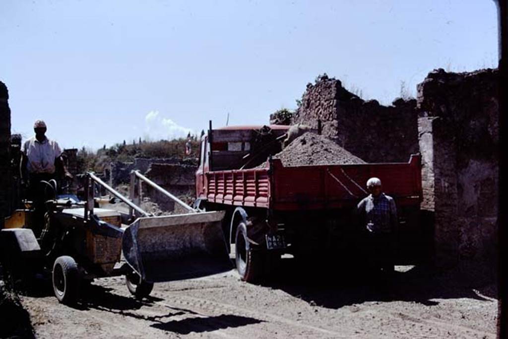 Looking west on Via della Palestra at junction with Vicolo della Nave Europa. Pompeii. 1972. Removal of lapilli. Photo by Stanley A. Jashemski.
Source: The Wilhelmina and Stanley A. Jashemski archive in the University of Maryland Library, Special Collections (See collection page) and made available under the Creative Commons Attribution-Non Commercial License v.4. See Licence and use details. J72f0705