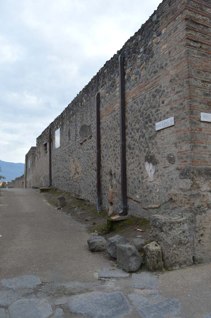 Vicolo della Nave Europa between I.12 and I.11. October 2018.
Looking south from street altar at I.11.7, along west side of roadway from Via dell’Abbondanza. 
Foto Taylor Lauritsen, ERC Grant 681269 DÉCOR.
